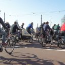 Fietsers op een druk fietspad in Amsterdam