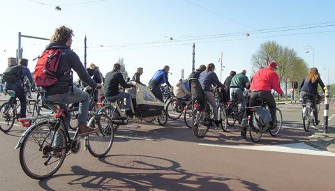 Fietsers op een druk fietspad in Amsterdam