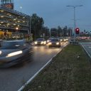 Auto's rijden 's nachts door centrum Utrecht