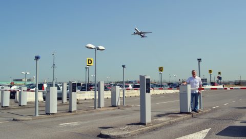 Bert Vanhorenbeeck, manager landside services op de luchthaven, toont het nieuwe parkeermanagementsysteem. FOTO Brussels Airport Company