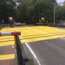 Als proef liet ProRail een spoorwegovergang in Baarn geel schilderen. FOTO ProRail