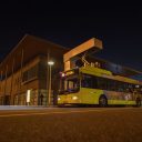 Een bus laadt op. FOTO Joulz