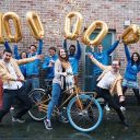 De gouden jubileum fiets werd afgelopen week bezorgd bij de nietsvermoedende Gwenn Goormans (24 jaar) in Antwerpen FOTO Swapfiets