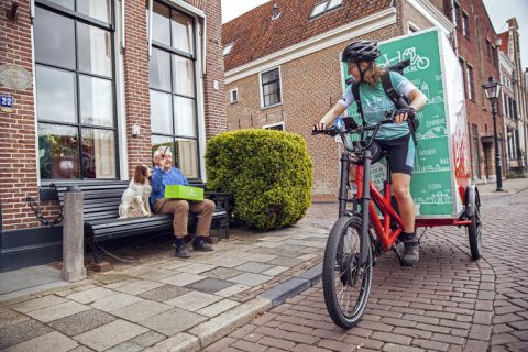 Een fietskoerier in actie. BEELD Fietskoeriers.nl