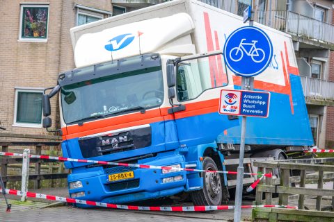 Middelburg Vrachtwagen Zakt Door Houten Fietsersbrug BEELD VENEMAMEDIA