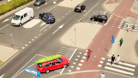Kruising verkeer, oversteken, fiets, BEELD IenW