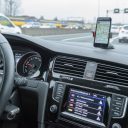 Navigatie en app op smartphone in de auto BEELD IenW, Tineke Dijkstra Fotografie
