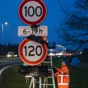 GROENEKAN - Een medewerker van Rijkswaterstaat onthult een 100 kilometer-bord. De verlaging van de maximumsnelheid op snelwegen wordt de komende tijd ingevoerd. ANP JEROEN JUMELET