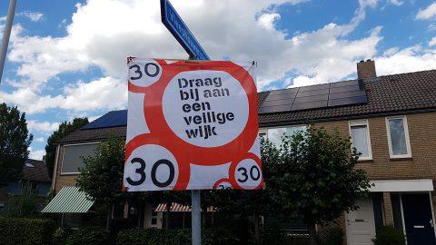 Verkeersbord voor 30 kilometer per uur in een wijk
