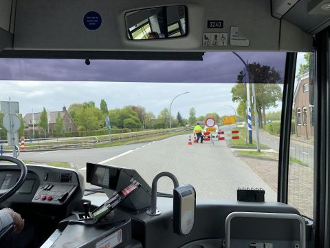 Bus rijdt voorbij werkzaamheden (foto: Groningen Bereikbaar)