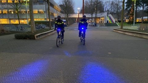 Politiebikers met blauwe verlichting (foto: politie)