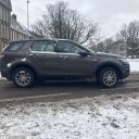 Auto op besneeuwde weg
