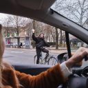 Autodeler zwaait naar een fietsers (bron: Autodelen.net)