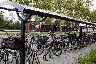 Bus Transdev bij fietsenstalling (foto Connexxion)