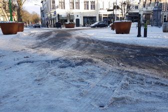 Gladde weg door sneeuw in Breda