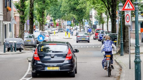 Auto's en fietsers op 30 kilometer-weg (foto: Paul Voorham/Sweco)