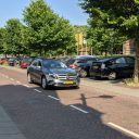 SUV in Breda voor geparkeerde auto's