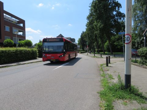 Bus op 30 km-weg in Breda