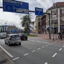 Auto's rijden tunnel in binnenstad Arnhem
