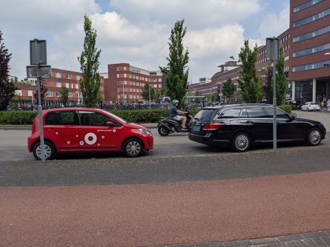 Greenwheels, taxi en scooter op rontonde in Amersfoort