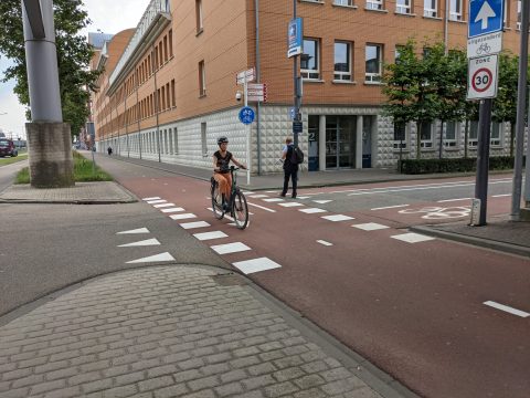 Fietsers op fietspad in Den Bosch