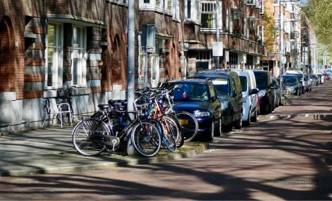Straat vol geparkeerde autos (foto: Empaction)