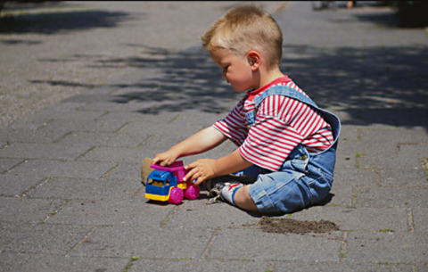 Kind speelt op straat