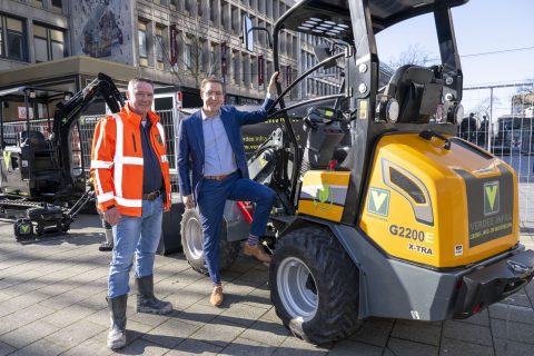 Rotterdamse wethouder Arno Bonte bij elektrisch werktuig
