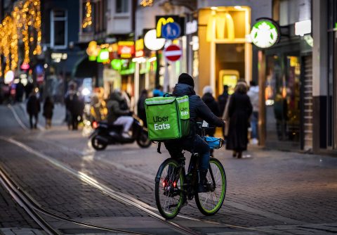 Maaltijdbezorger Uber Eats in Amsterdam