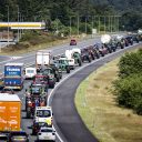 Tractoren op de snelweg A1 tussen Apeldoorn en Stroe. Boperen zijn onderweg naar het landelijke boerenprotest in Stroe. Bij het protest tegen het stikstofbeleid worden tienduizenden deelnemers verwacht. Foto: ANP VINCENT JANNINK