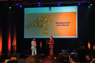 Staatssecretaris Vivianne Heijnen op het podium tijdens de conferentie 'Bereikbaarheid voor iedereen' in Amersfoort.