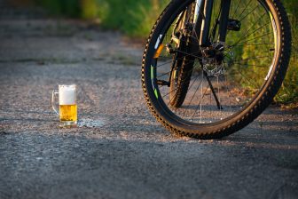 Shutterstock - Met bier op de fiets