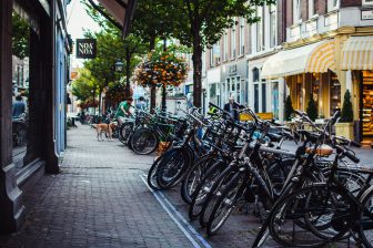 Shutterstock - Geparkeerde fietsen in Delft