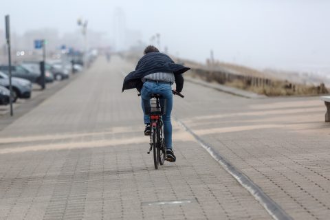 Een fietser in Zandvoort