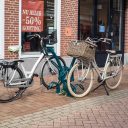 Foto van geparkeerde fietsen in een winkelstraat in Mijdrecht, gemeente De Ronde Venen
