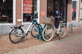 Foto van geparkeerde fietsen in een winkelstraat in Mijdrecht, gemeente De Ronde Venen