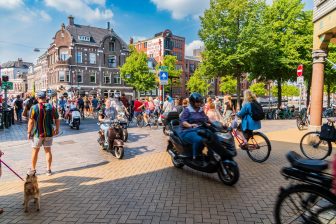 Beeld: een drukke straat in Groningen