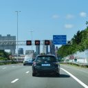 Beeld: een auto rijdt Den Haag in via de snelweg. Shutterstock.