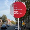 Een bord in Amsterdam met 'Vanaf 8 december 30 km/u'