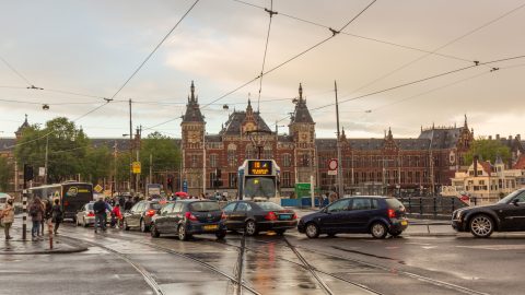 Een file bij Amsterdam Centraal