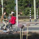 Twee jongeren op de fiets