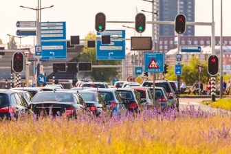 Beeld: auto's in de file in Amsterdam