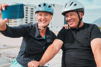 Beeld: blij duo met fietshelm