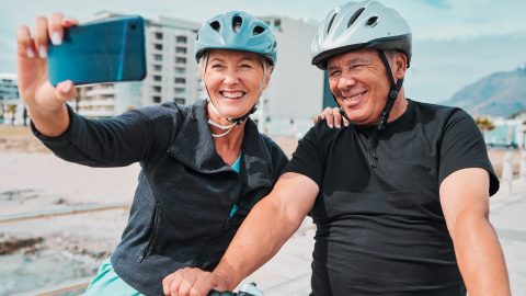 Beeld: blij duo met fietshelm
