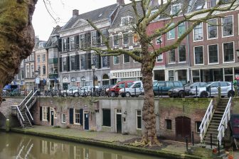 Beeld: geparkeerde auto's aan de Utrechtse gracht