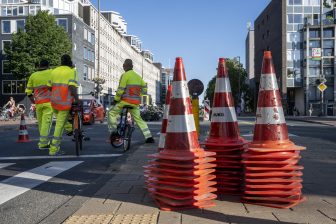 Beeld: verkeersregelaars bij Weesperstraat