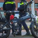 Beeld: een fatbike temidden van politieagenten
