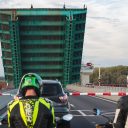 Beeld: motorrijders voor afgesloten Haringvlietbrug