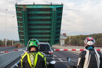 Beeld: motorrijders voor afgesloten Haringvlietbrug