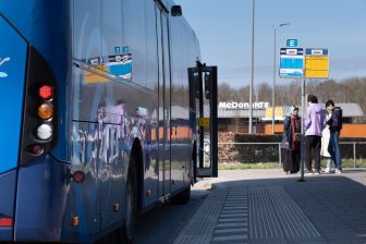 Beeld: een bushalte in Lemmer